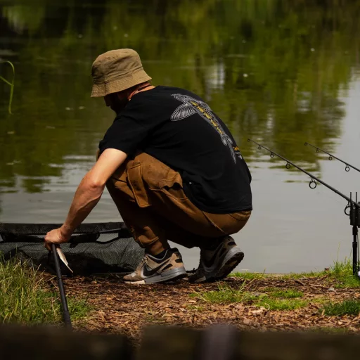 Vass Carp Rising T-Shirt Black - prémium póló (fekete) 