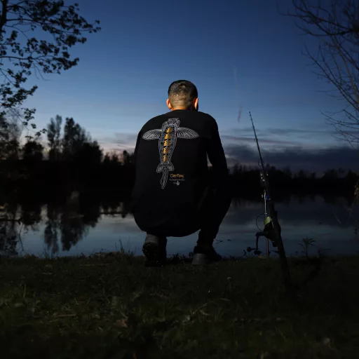 Vass Carp Rising T-Shirt Black - prémium póló (fekete) 